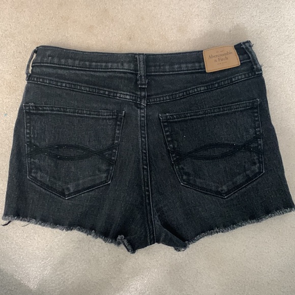 abercomrbie and fitch black jean high-rise short-short, size W28 (size 6) - Picture 2 of 3